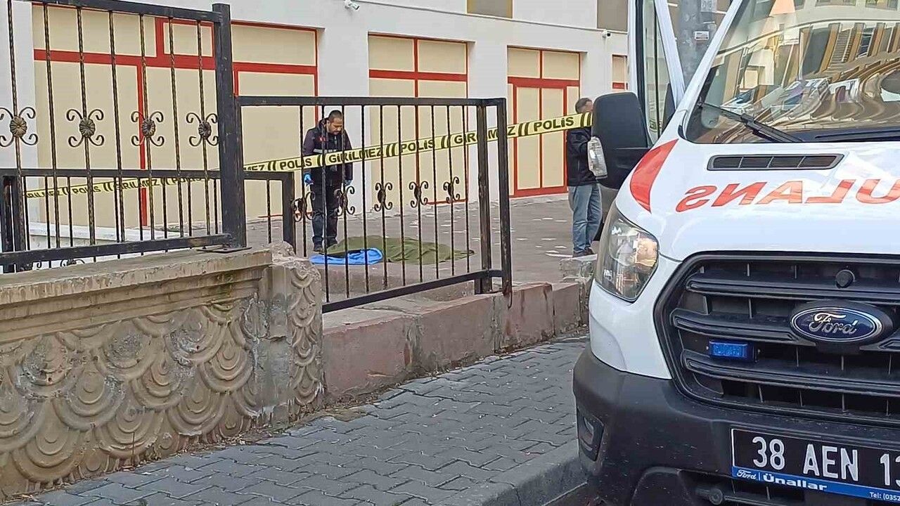 Kayseri Talas'ta 8. Kattan Düşen Kadın Yaşamını Yitirdi