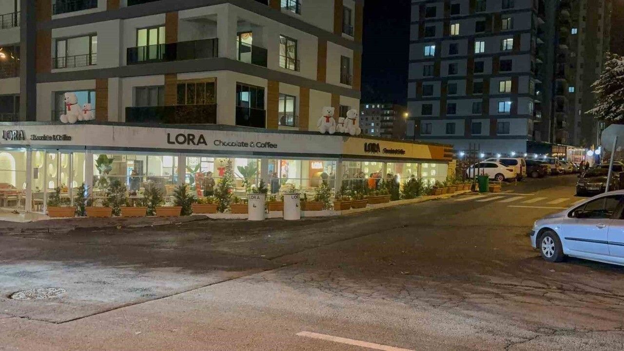 Kayseri Talas'ta Kontrolden Çıkan Audi Kafeteryaya Girdi — Müşteriler Saniyelerle Kurtuldu