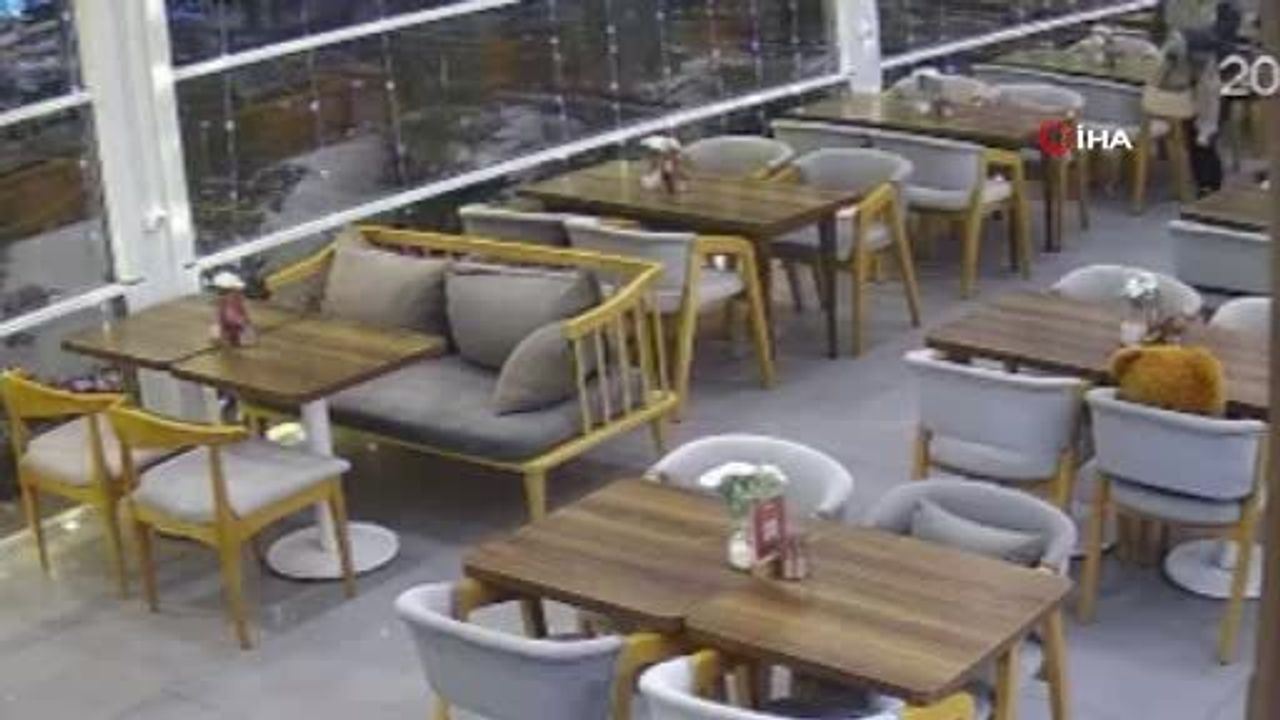 Kayseri Talas'ta Otomobil Kafeteryaya Girdi: Müşteriler Saniyelerle Kurtuldu