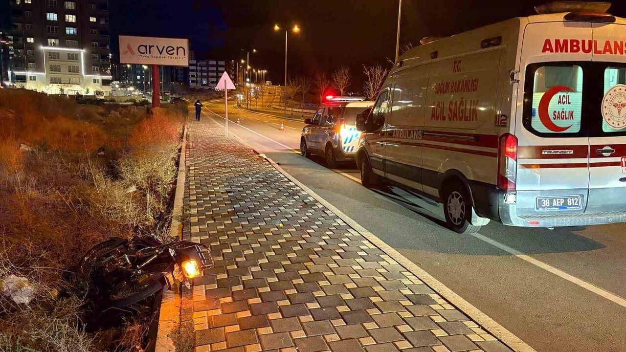 Kayseri Talas’ta plakasız motosiklet ters yöne girip otomobile çarptı: 1 yaralı