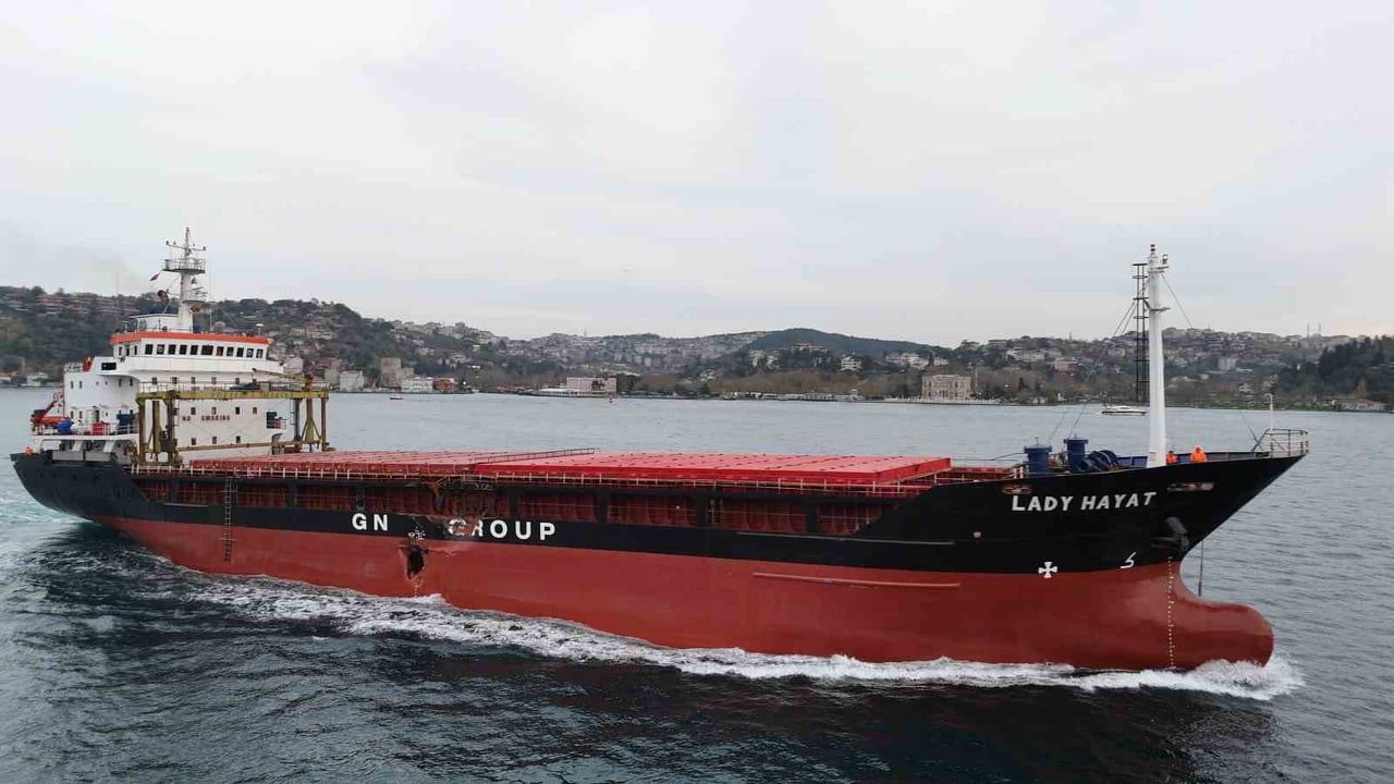 Kazalı Türk Gemisi 'Lady Hayat' İstanbul Boğazı'ndan Tuzla'ya Taşındı