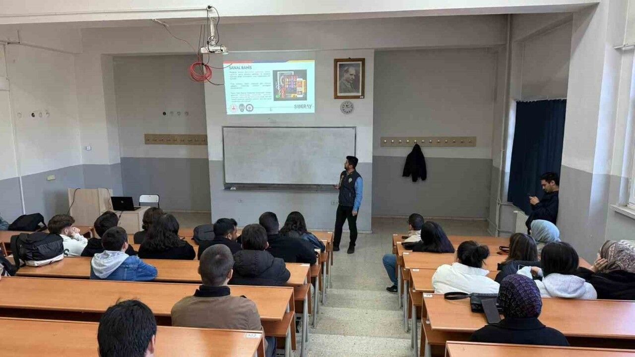 KBÜ’de Siber Güvenlik Eğitimi: Karabük Emniyeti Öğrencilere İnternet Bilinci Verdi