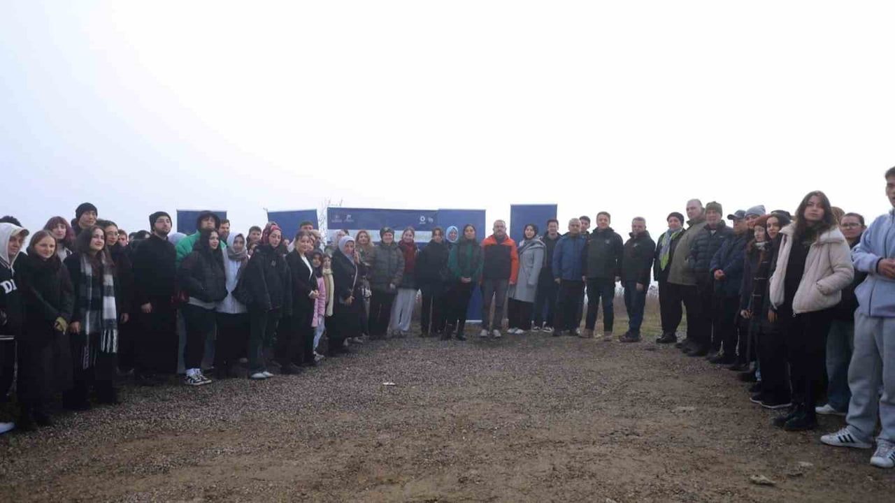 KBÜ'lü Gençler 500 Çam Fıstığı Fidanını Toprakla Buluşturdu