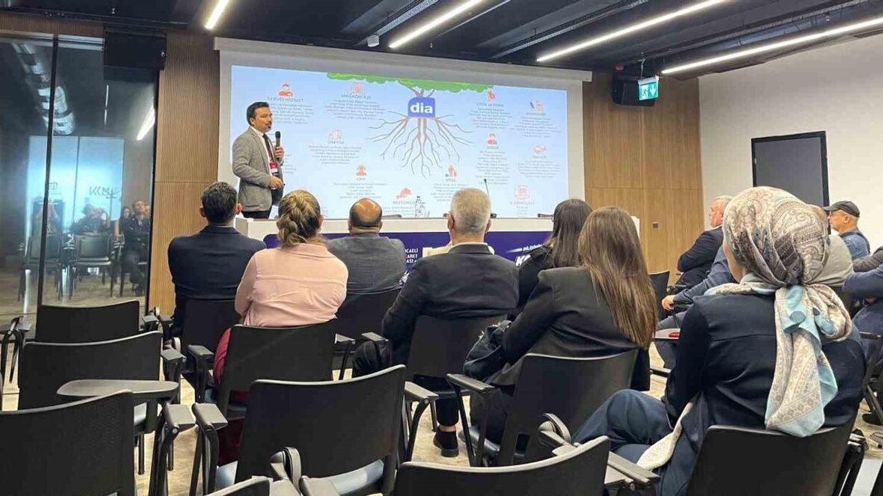 KBÜ Öğrencileri Kocaeli Bilişim Fuarı'nda Yapay Zekâ ve Siber Güvenliği İnceledi