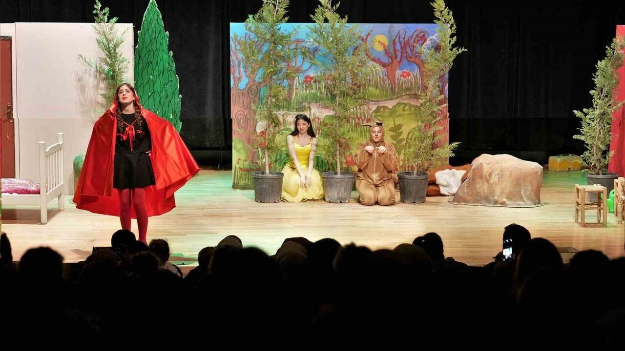 Keçiören'de 'Kırmızı Başlıklı Kız' Müzikali Çocuklarla Buluştu