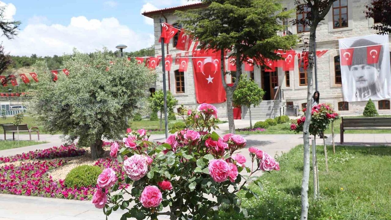 Keçiören'de Seradan Parklara Uzanan Yeşil Yolculuk