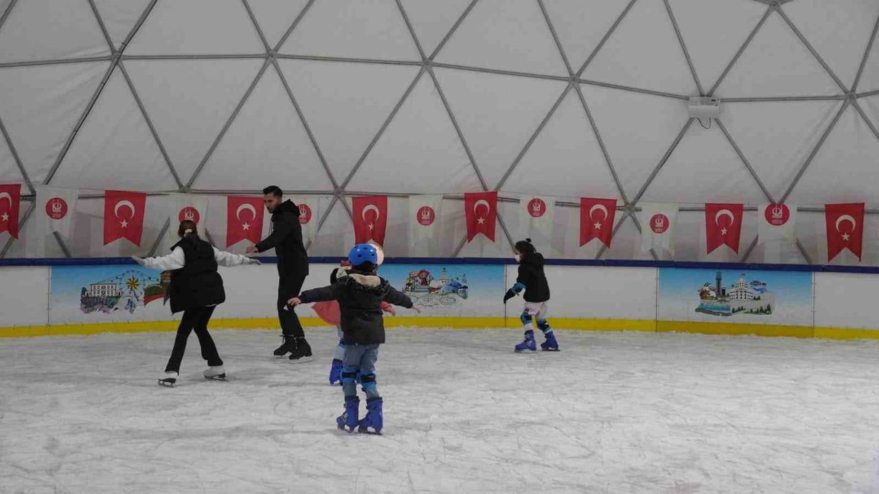 Keçiören'de Ücretsiz Ahmet Çalık Buz Pateni Pisti'ne Yoğun İlgi