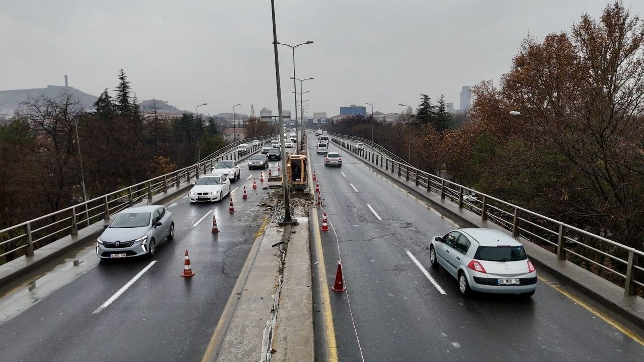 Keçiören Fatih Köprüsü'nde tek işçiyle süren çalışma trafiği kilitliyor