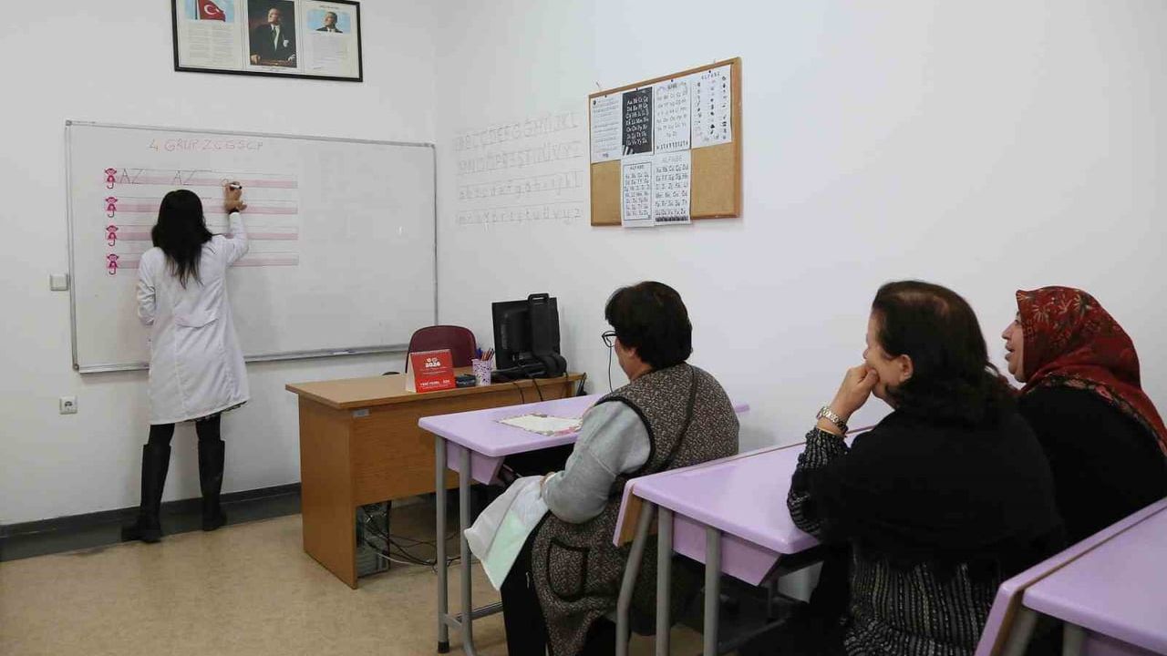 KEÇMEK'te Okuma Yazma Kursları Sürüyor — Keçiören Belediyesi'nden Ücretsiz Eğitim