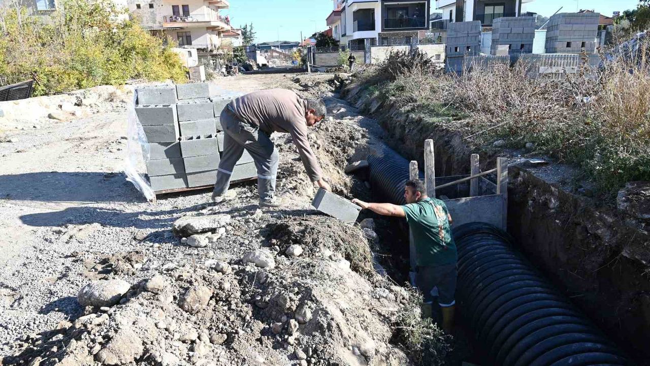 Kemer Belediyesi Kuzdere'de 800’lük Yağmur Suyu Drenaj Hattı Döşüyor