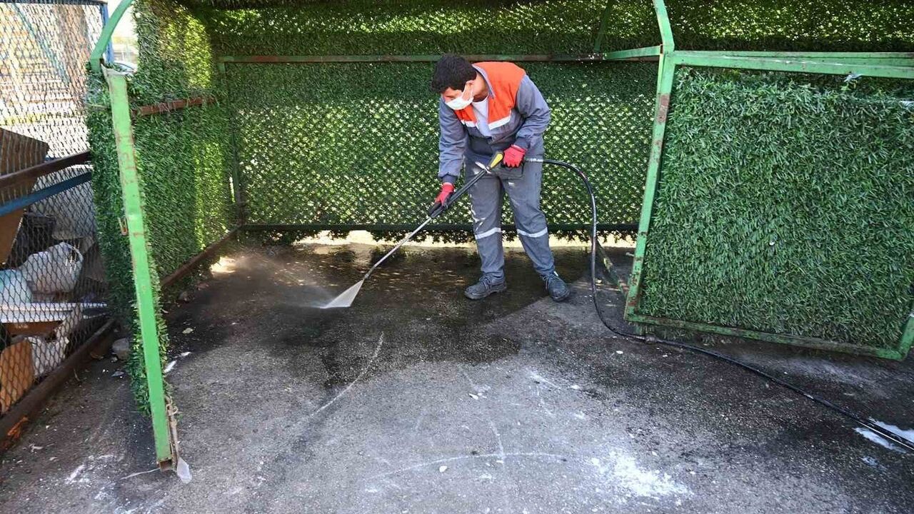 Kemer'de Çöp Konteynerleri Sıcak Su ve İlaçla Dezenfekte Ediliyor