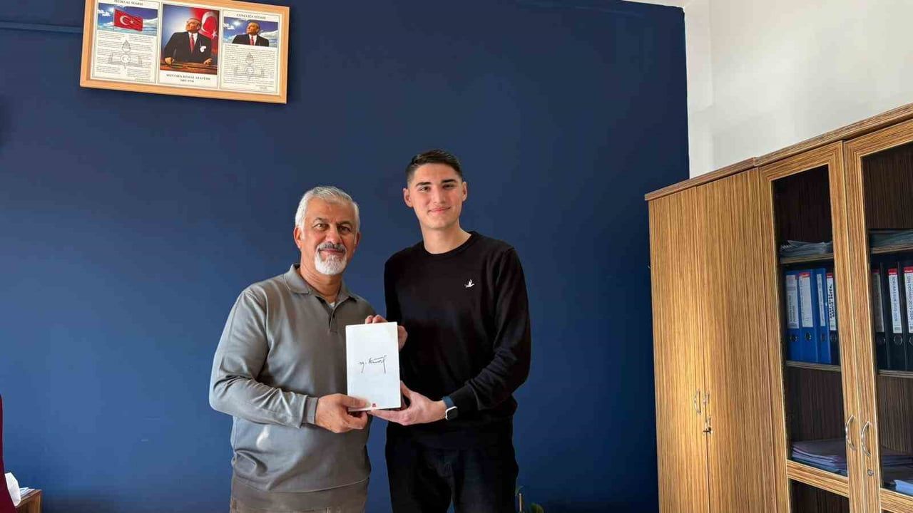 Kemer Gençlik Meclisi'nden Ünal Aysal Anadolu Lisesi'ne 150 Kitap Bağışı