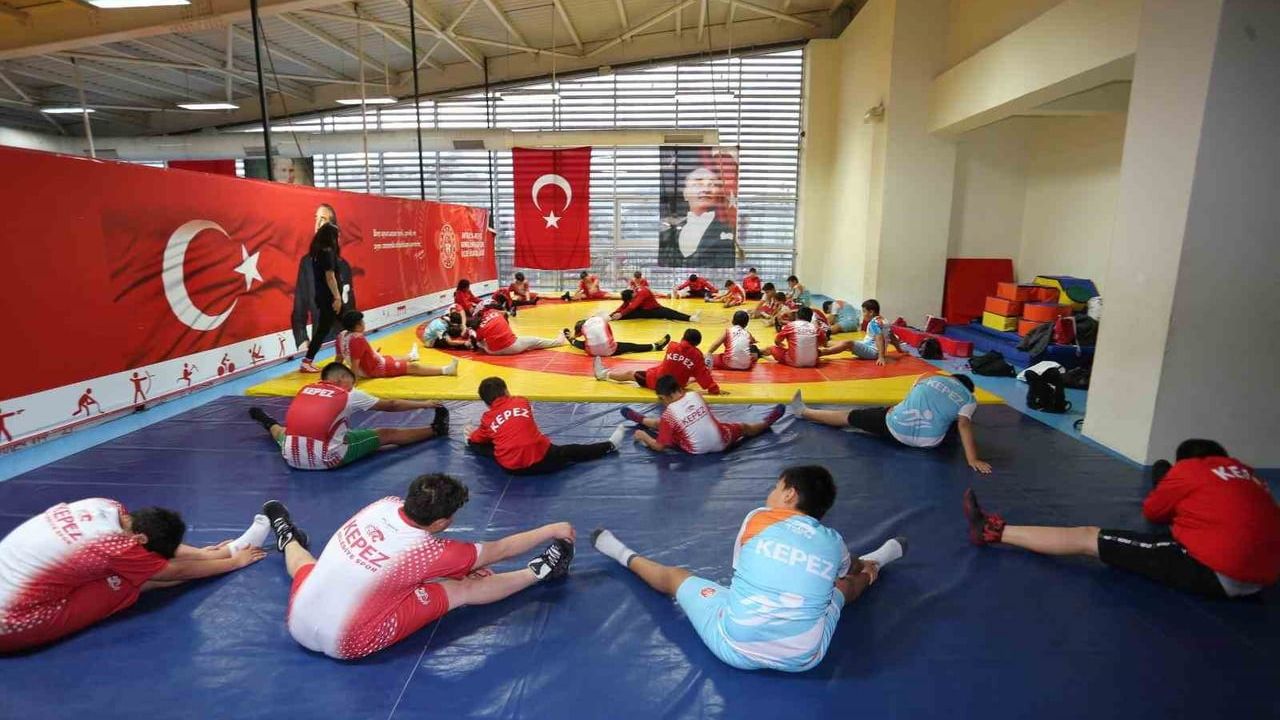 Kepez'de Yetişen Güreşçiler Türk Güreşine Yeni Şampiyonlar Kazandırıyor
