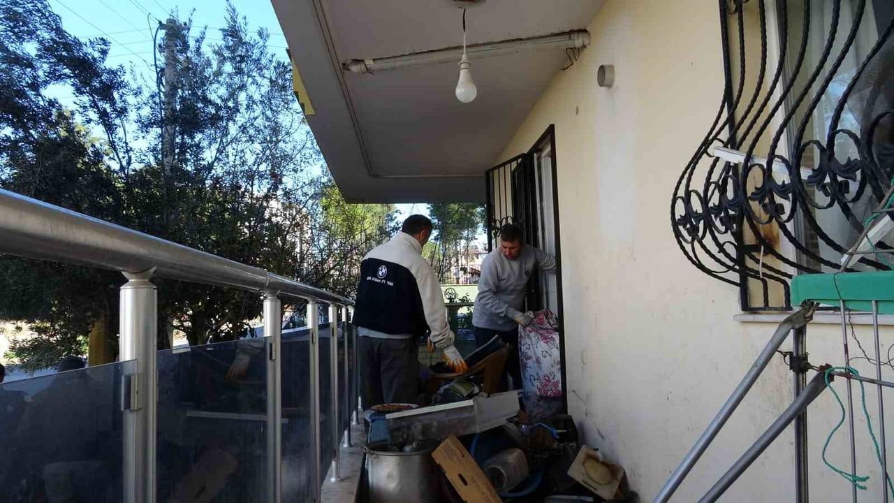 Kepez'te Bakıma Alınan 75 Yaşındaki Şaban C.'nin Evinden 2 Kamyon Çöp Çıkarıldı