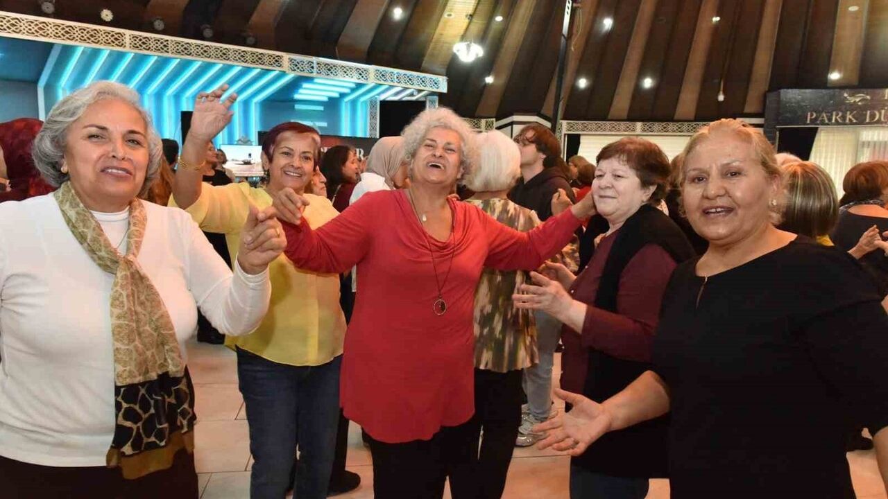 Kepez’te Kadınlar Matinesi: Tazelenme Üniversitesi Öğrencileri Özkan Karaeroğlu’yla Coştu