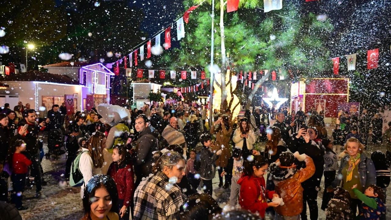 Kepez'te Yeni Yıl Coşkusu Dokumapark'ta: Yapay Kar Sürprizi