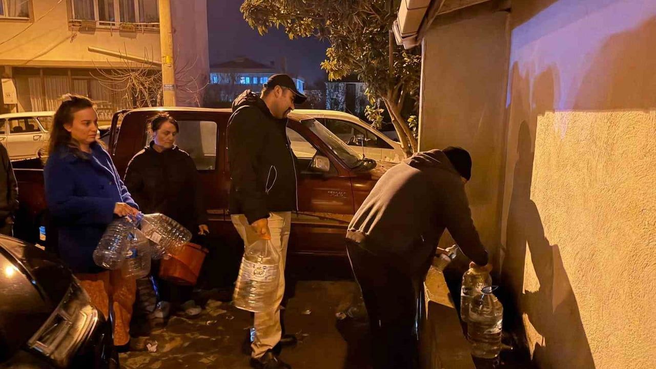 Keşan'da su kesintisi: Vatandaşlar kaynak çeşmelerine akın etti