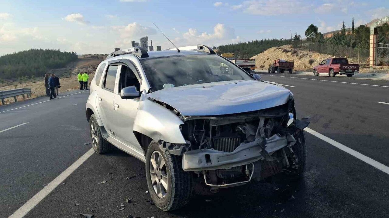 Kilis-Hatay Karayolunda Panelvan ile Cip Çarpıştı: 3 Yaralı