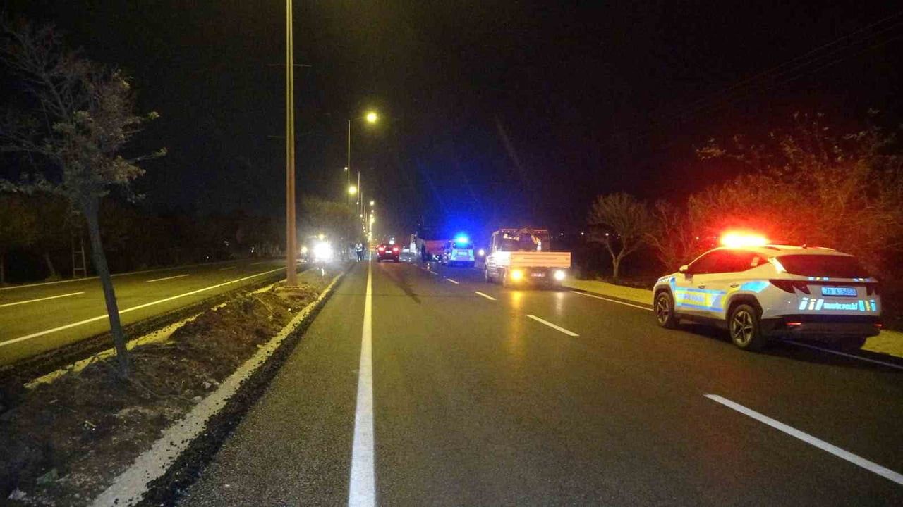 Kilis'te Park Halindeki Tıra Çarpan Otomobil Hurdaya Döndü — 1'i Ağır 2 Yaralı