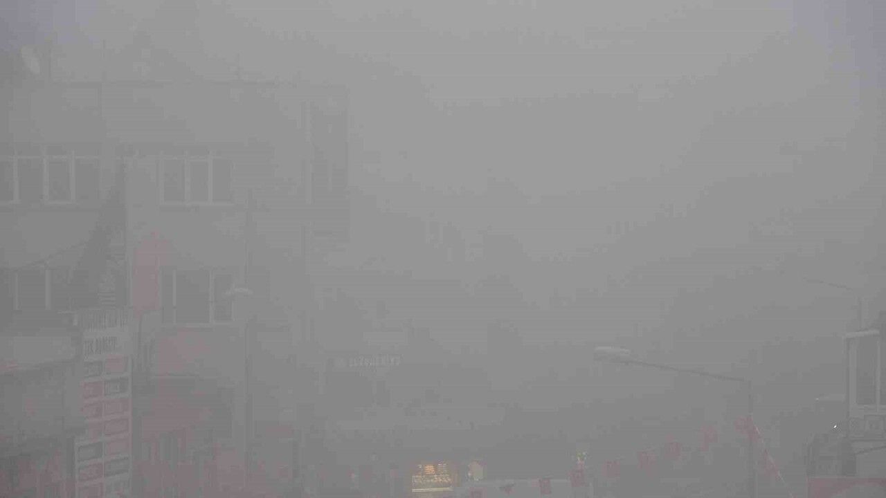 Kilis’te Yoğun Sis Trafikte Görüşü Düşürdü