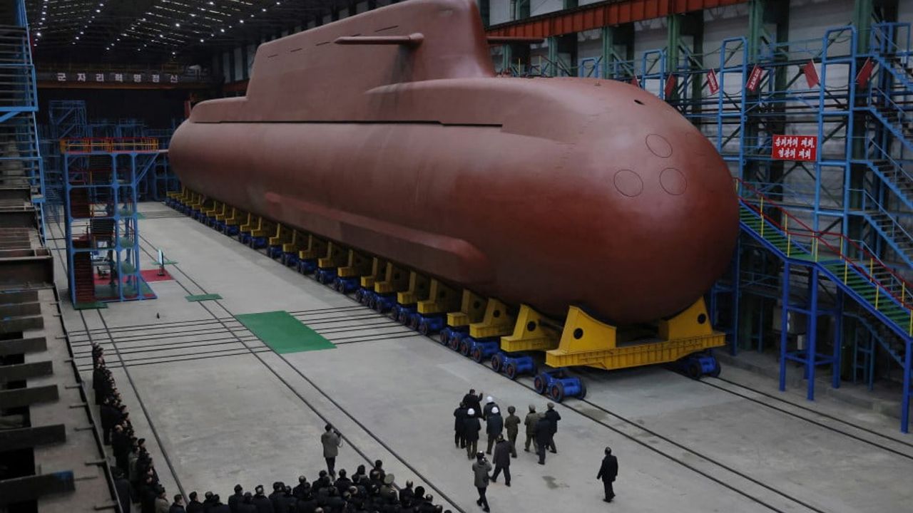 Kim Jong-Un 8 bin 700 tonluk nükleer denizaltıyı denetledi
