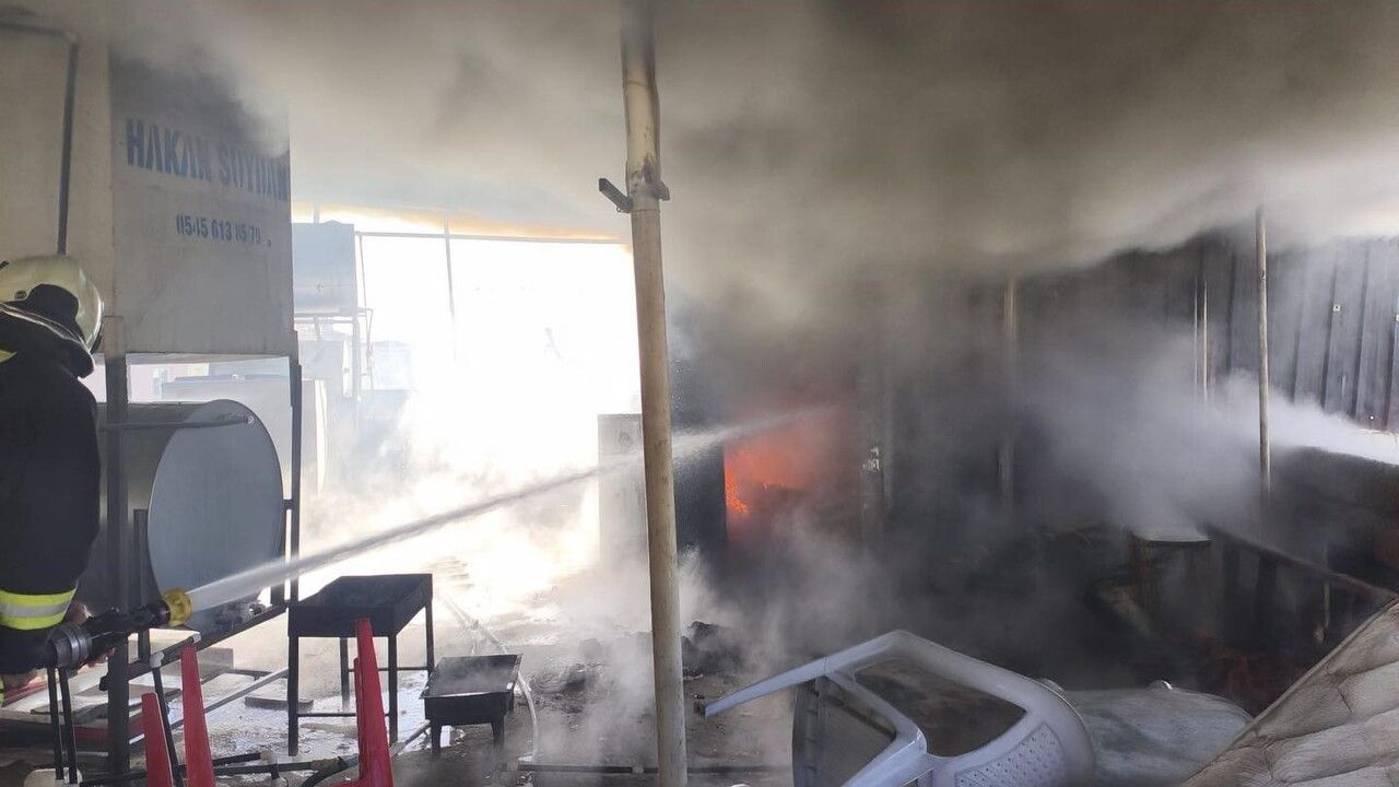 Kırıkhan'da Çatı Yangını: Yeni Mahalle'de Müstakil Ev Zarar Gördü