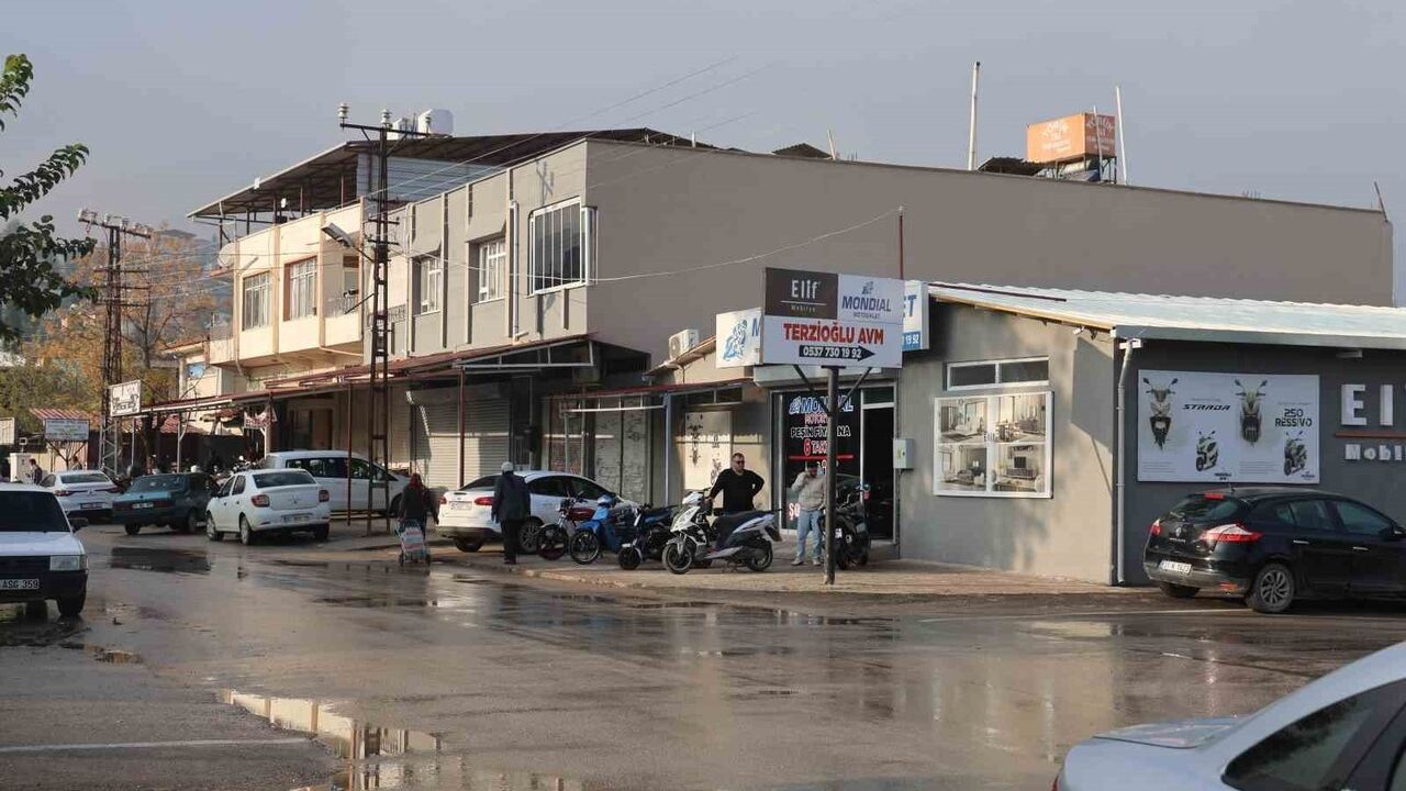 Kırıkhan'da motosiklet kazası: Sürücü havada taklalar atıp metrelerce uçtu