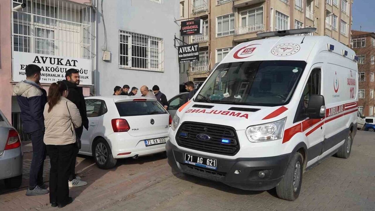 Kırıkkale'de Avukatlık Bürosunda Dehşet: Kayınpeder Gelinin Kız Kardeşini Öldürdü, Gelin Ağır Yaralı