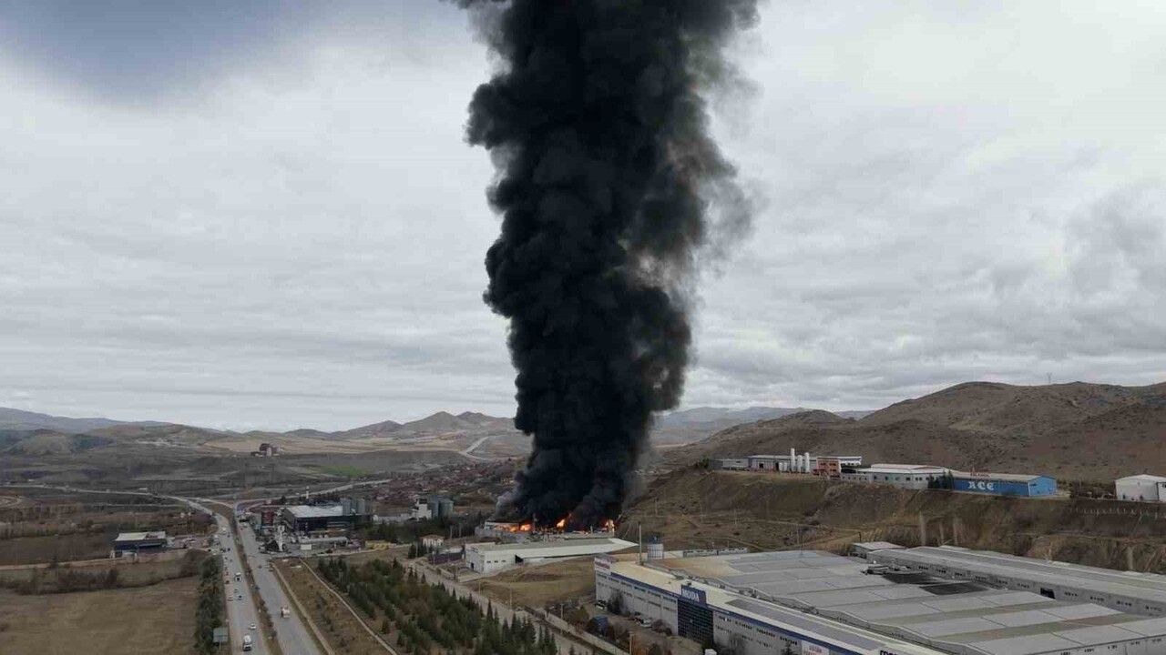 Kırıkkale'de Bahadır Kimya Fabrikasında Yangın: Müdahale Sürüyor
