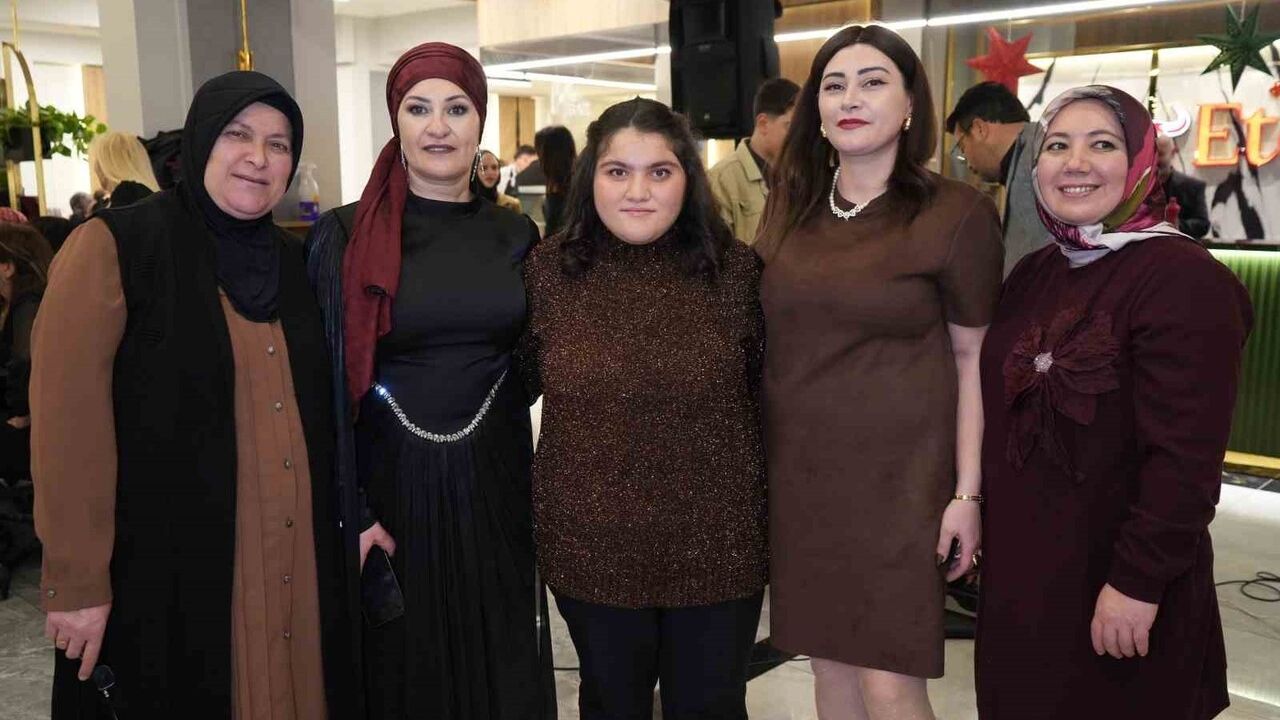 Kırıkkale'de Epilepsi Hastası Sudenur'e Gönüllülerden Sürpriz Doğum Günü