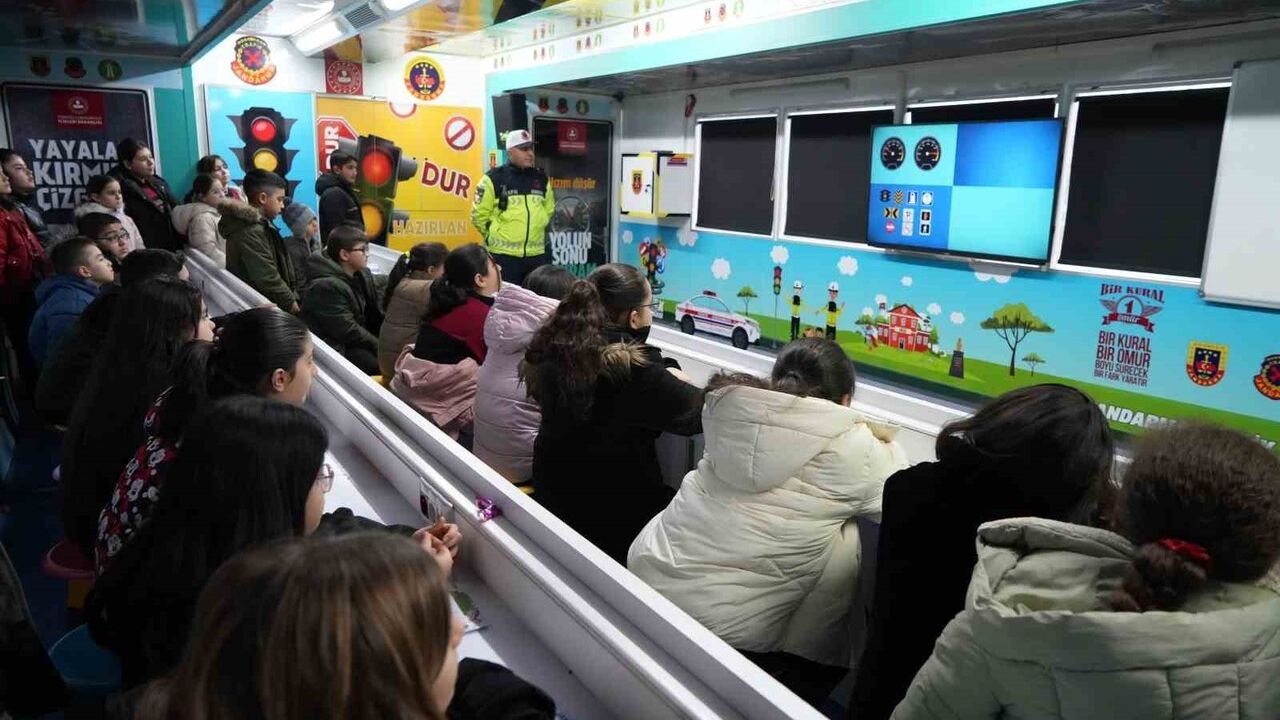 Kırıkkale'de Jandarma Mobil Trafik Eğitim Tırı ile Emniyet Kemeri Eğitimi