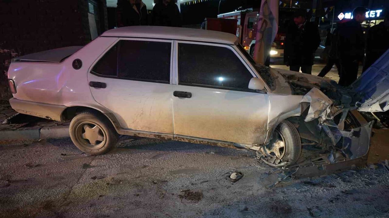 Kırıkkale'de Kafa Kafaya Çarpışan İki Tofaş Hurdaya Döndü: 3 Yaralı