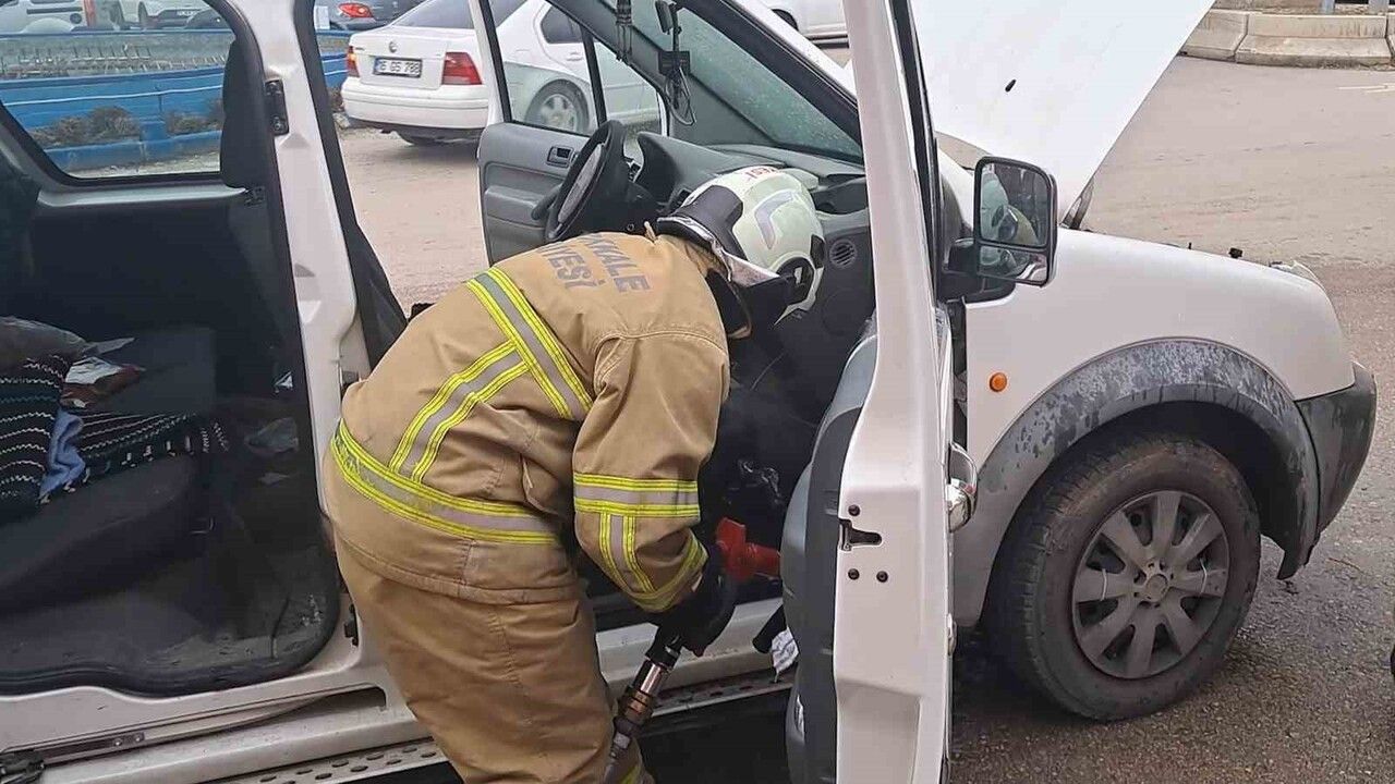 Kırıkkale'de Seyir Halindeki Araçta Motor Yangını Söndürüldü