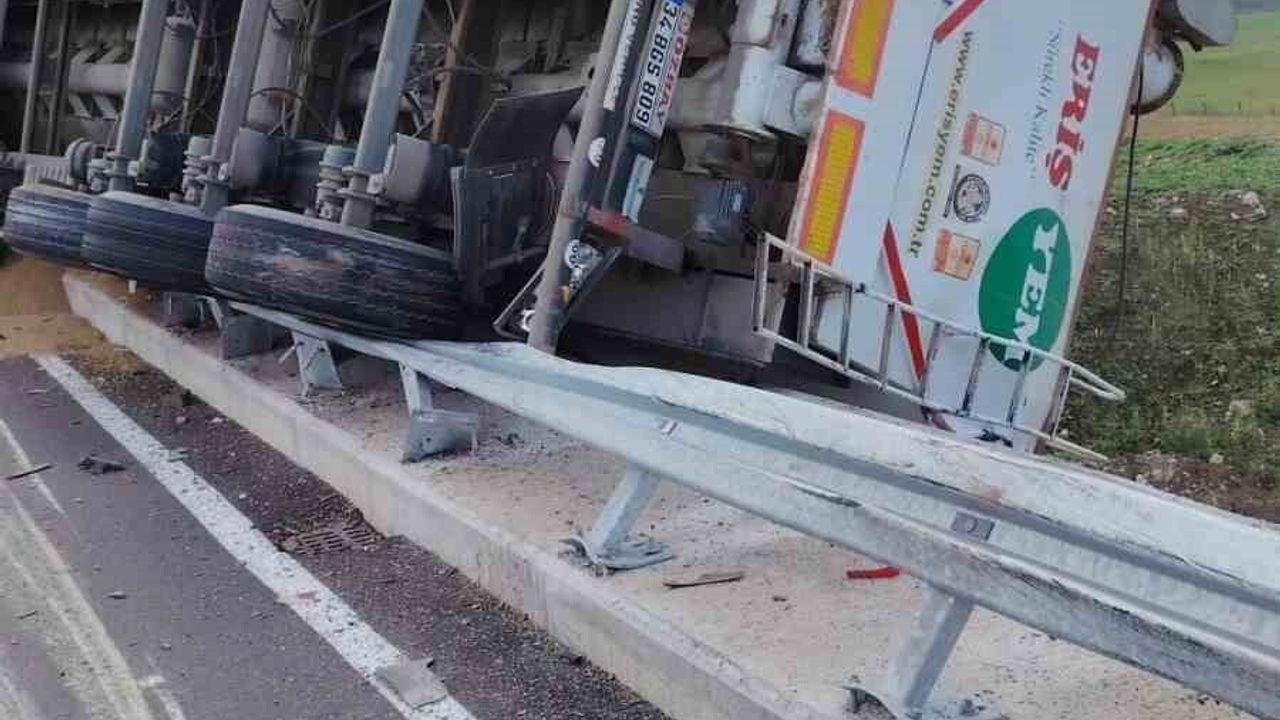 Kırklareli’de Yem Yüklü Tır Köprüde Devrildi