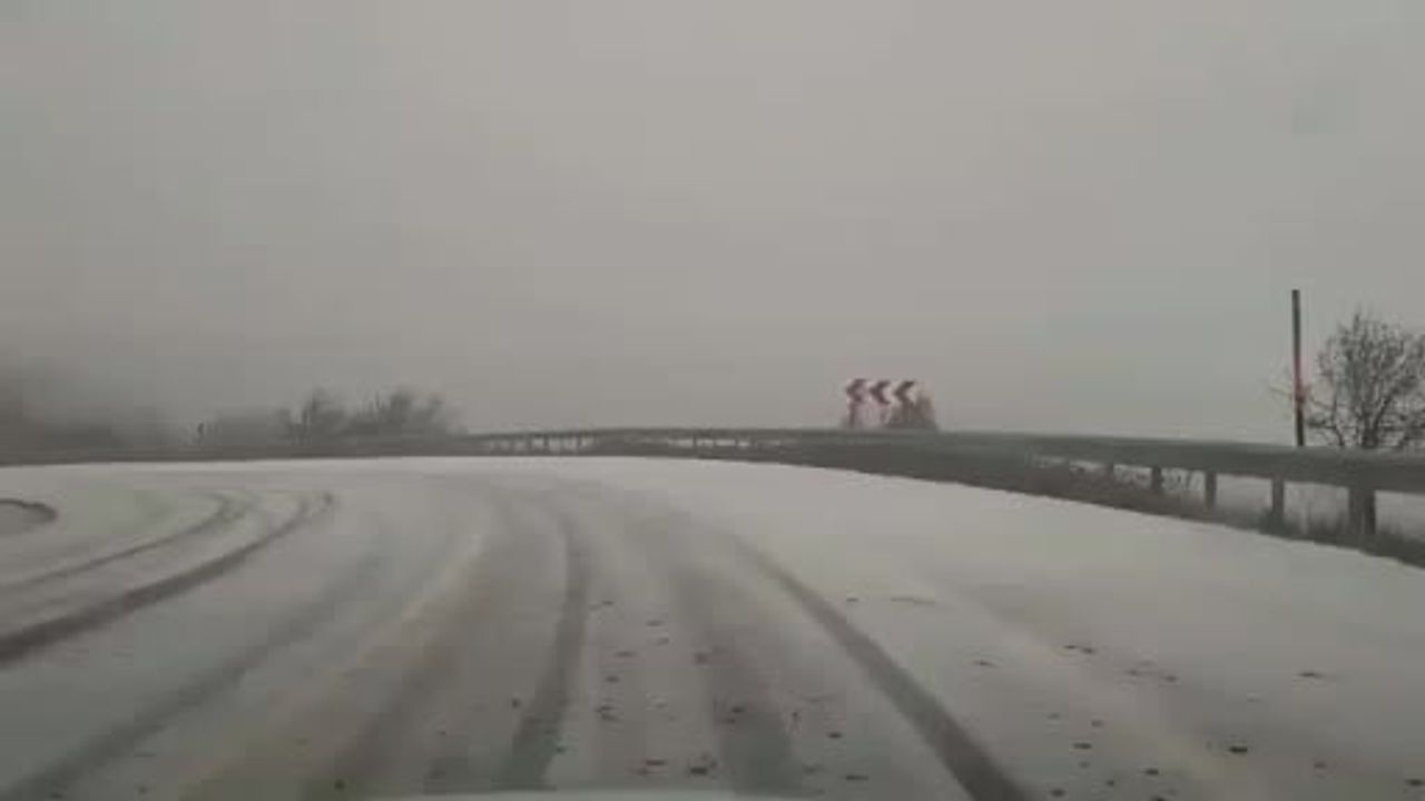 Kırklareli Mahyadağı'nda Kar Yağışı: Yol Açık, 3 Kar Aracı Görevde