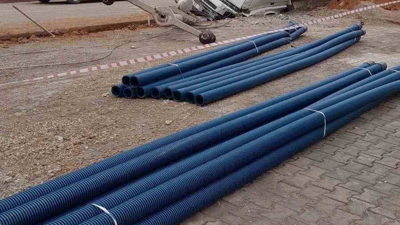 Kırşehir'de El Freni Unutulan Kamyon Çukura Düştü