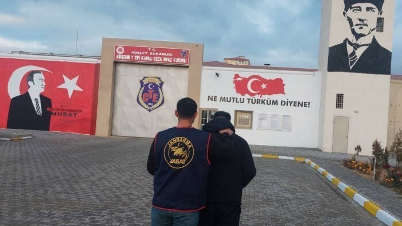 Kırşehir'de JASAT yakaladı: 3 yıl 9 ay hapisle aranan S.M.G. teslim edildi