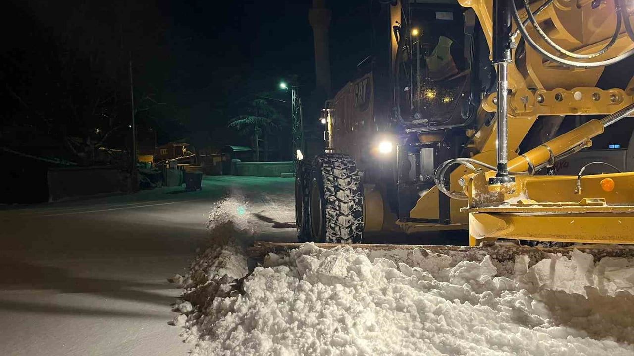 Kırşehir'de Kapalı Köy ve İlçe Yolu Yok — Karla Mücadele Ekipleri Teyakkuzda