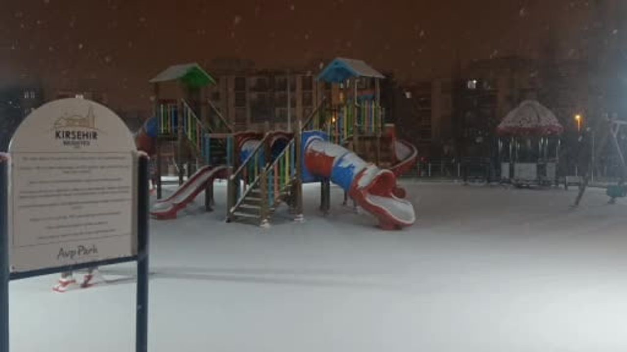 Kırşehir'de Kar Yağışı Başladı — Çocuklar Sokaklara Döküldü