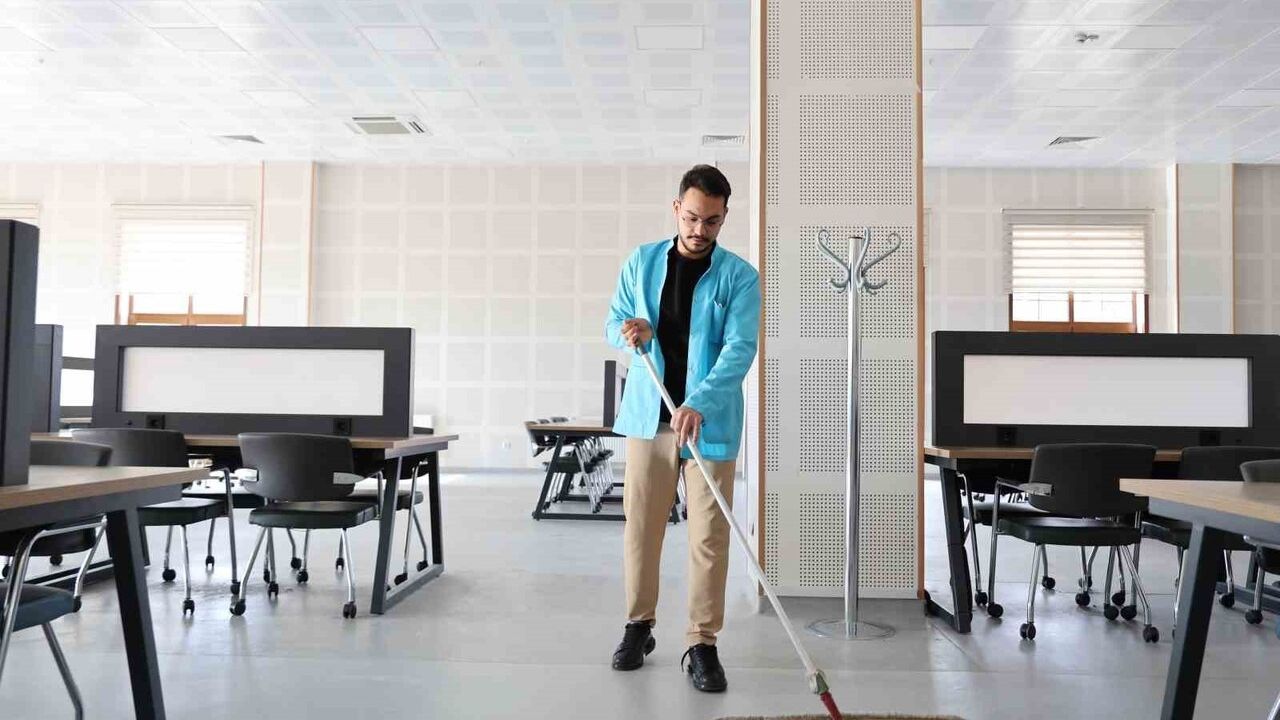 Kırşehir'de Kütüphanede Memur, Amfide Tıp Öğrencisi: Fatih Arslan Doğutaş'ın Başarı Öyküsü