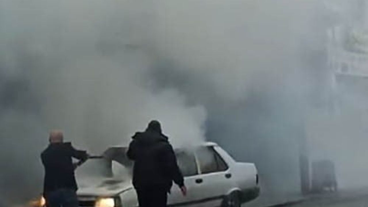 Kırşehir'de Seyir Halindeki Otomobil Alev Aldı — Esnaf Müdahalesiyle Söndürüldü