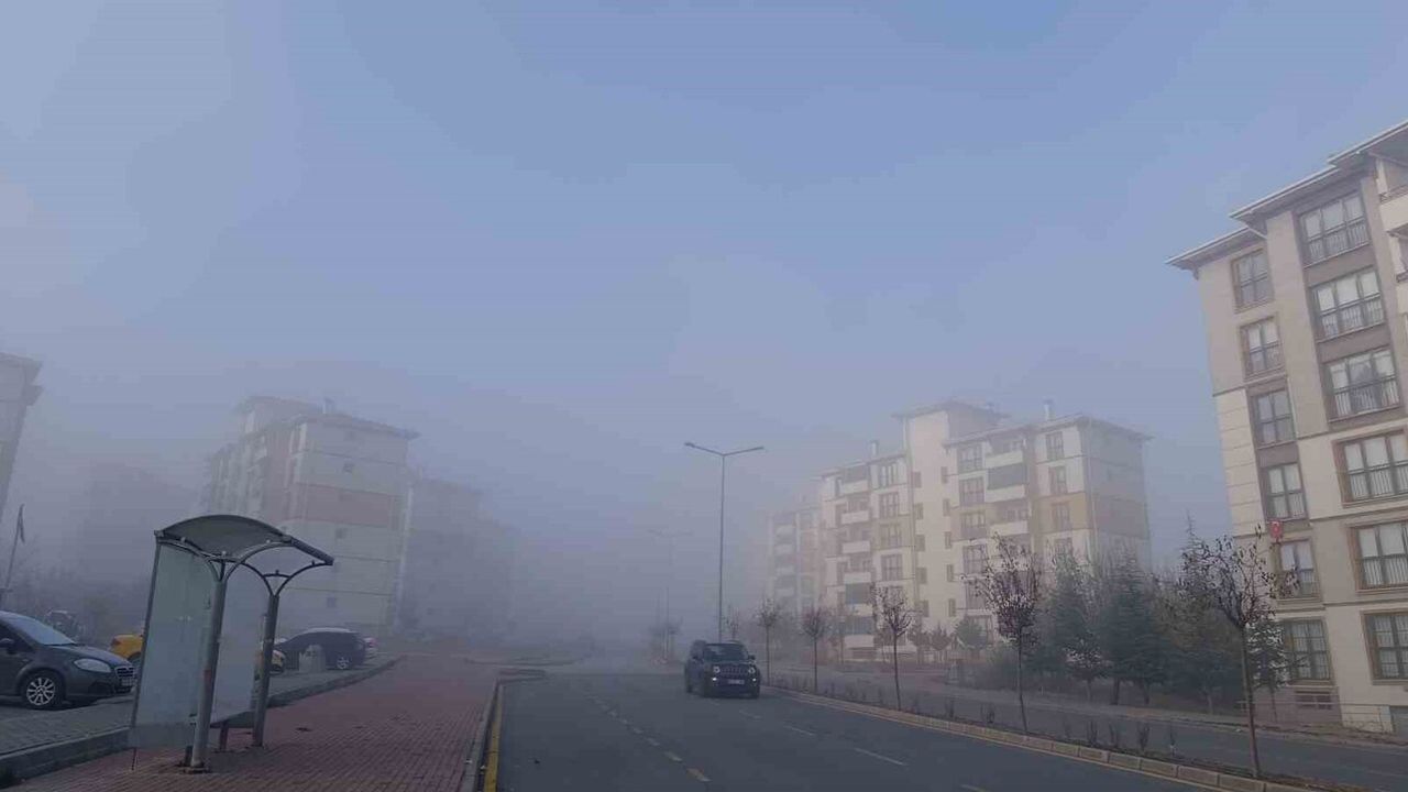 Kırşehir'de Yoğun Sis: Görüş 10 Metreye Düştü, Trafikte Aksamalar