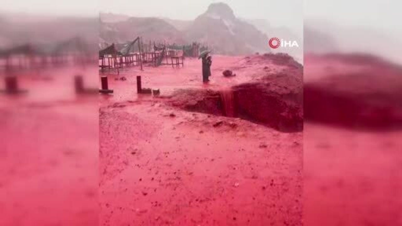Kızıl Sahil'de Deniz Kızıllaştı: Hürmüz Adası'nda Yağmur Sonrası Görsel Olay