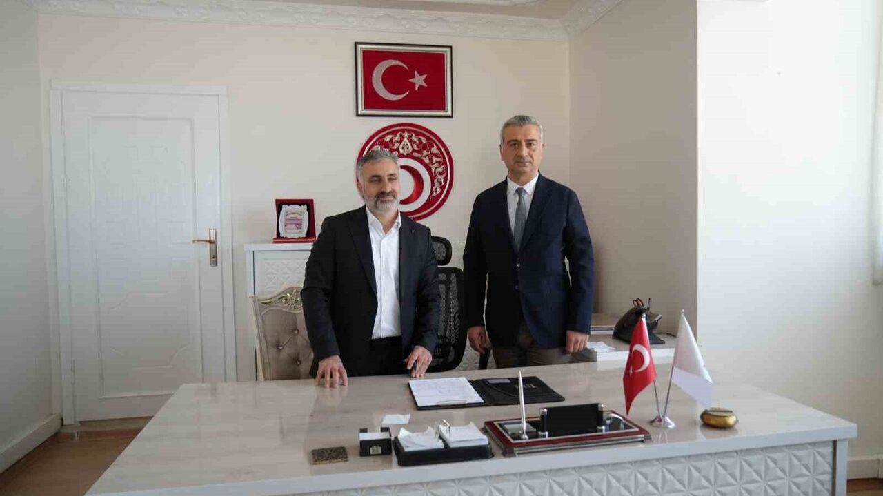 Kızılay Muş İl Başkanlığı'nda devir teslim: Gülbey Gümüştekin görevi devraldı