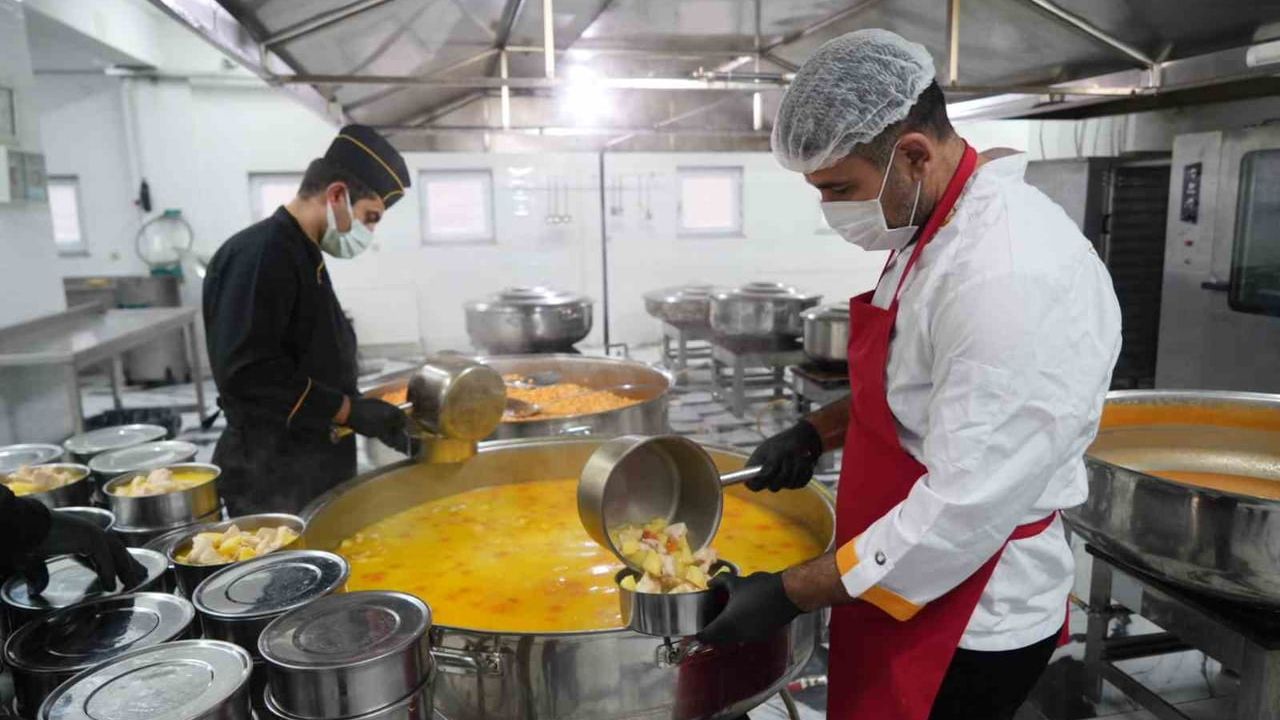 Kızılay Muş Şubesi: Günlük Bin Kişiye Üç Çeşit Sıcak Yemek