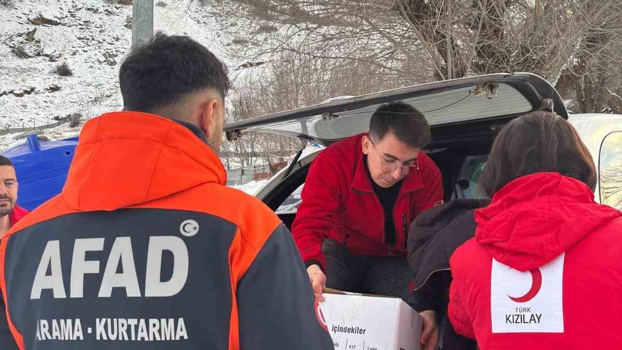 Kızılay ve AFAD, Pülümür'de Kar Altında Gıda Kolisi Dağıttı