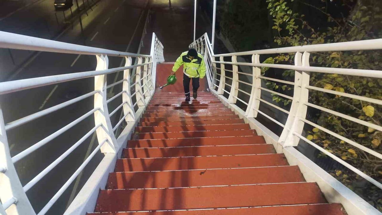 Kocaeli Büyükşehir Belediyesi'nden Buzlanmaya Karşı Yoğun Mesai