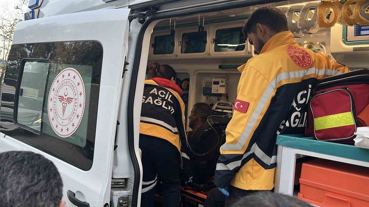 Kocaeli Darıca'da Çatı Yangını: Baba ve Oğlu Dumandan Etkilendi