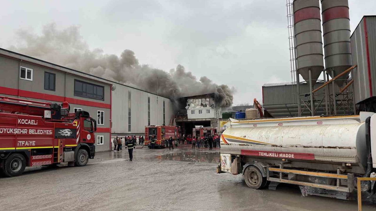 Kocaeli'de Beton Fabrikasında Yangın: 2 İşçi Dumandan Etkilendi
