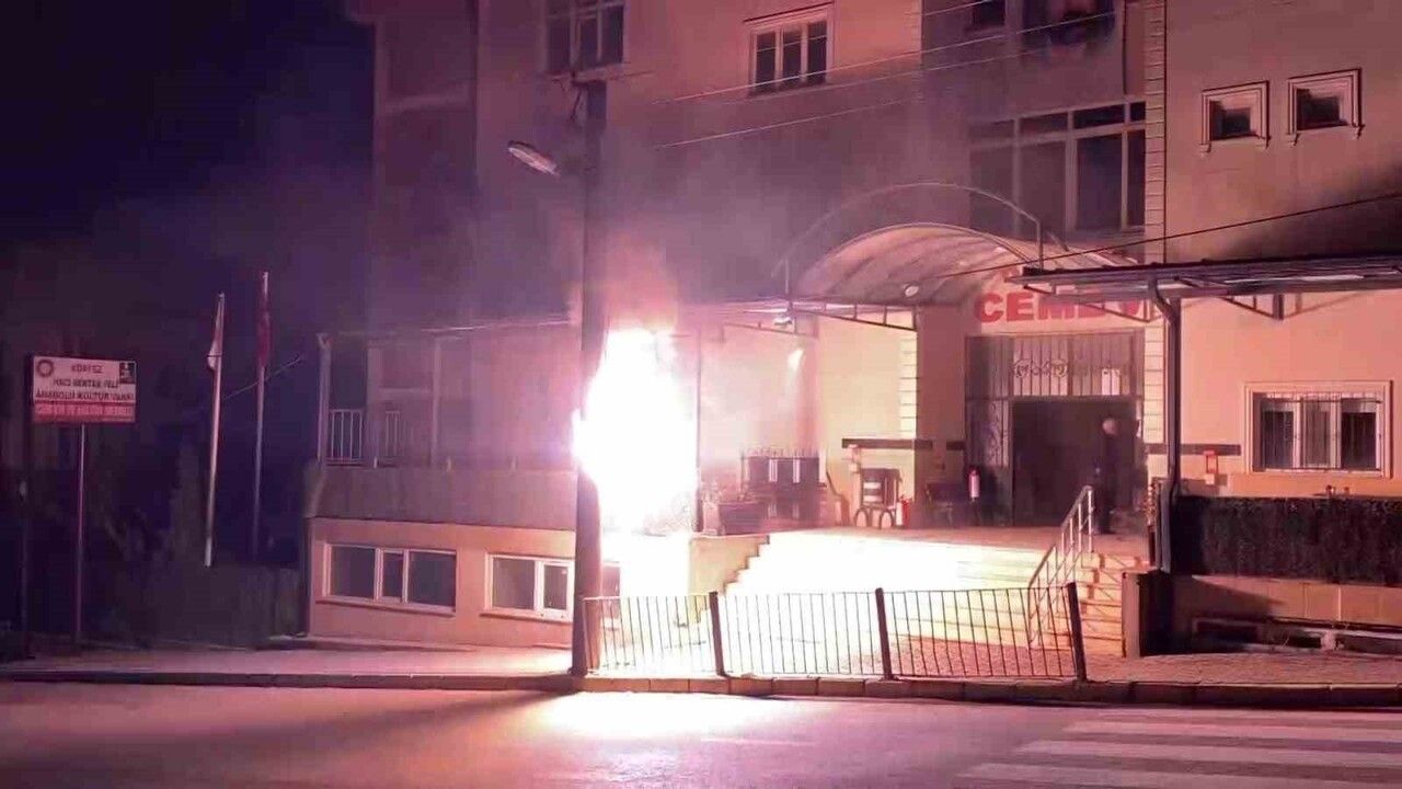 Kocaeli'de Cemevinde Elektrik Panosu Patladı: Yangın ve Tahliye